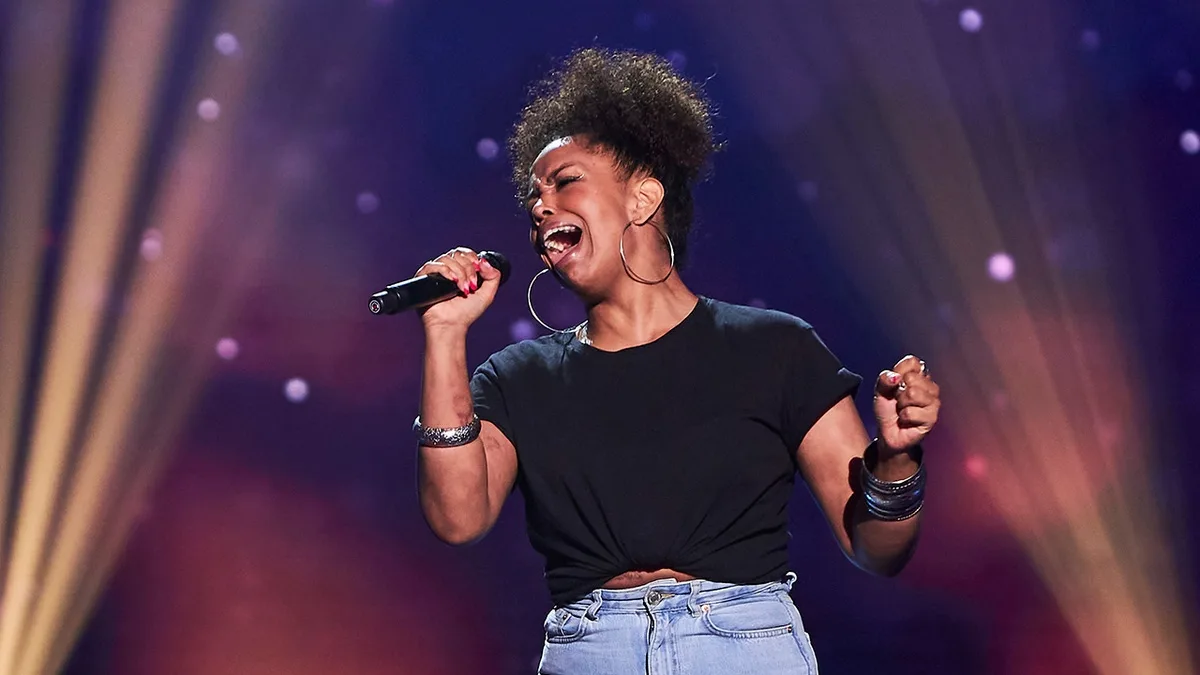 Olana Liss cantando en el escenario de La Voz